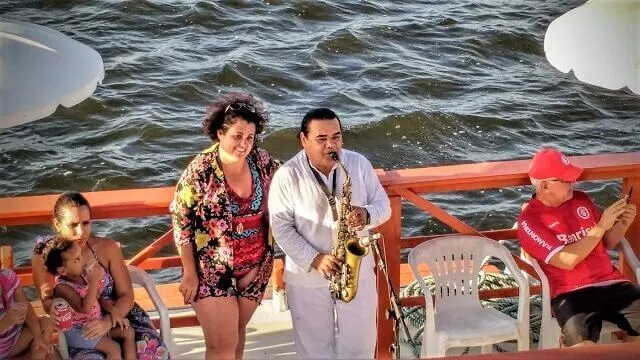 O Jurandy tocando o sax na praia do Jacaré O Jurandy tocando o sax na praia do Jacaré