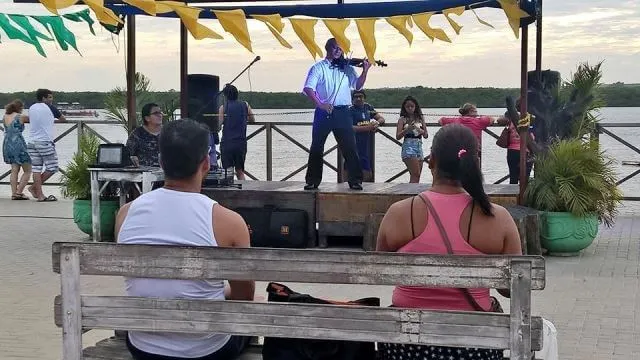 Música ao vivo na Praia do Jacaré Música ao vivo na Praia do Jacaré