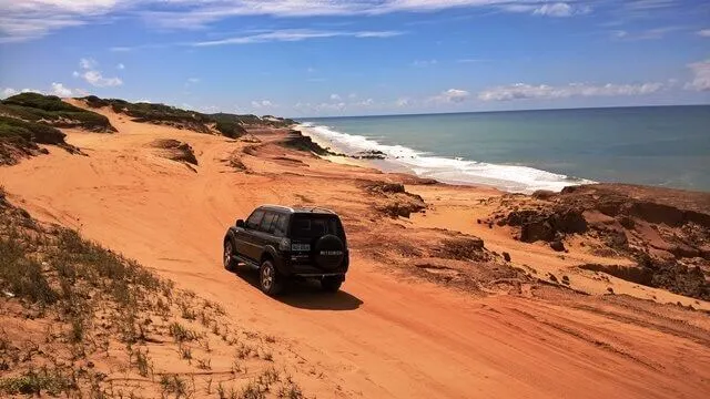 Pipa - RN, pelas trilhas de 4x4 Pipa - RN, pelas trilhas de 4x4: junção das dunas sobrepostas entre falésias sedimentares e um imenso conjunto verde